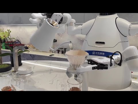 Robô barista aparece na estação de trem na área de competição de Zhangjiakou nos Jogos Olímpicos de Inverno de Pequim, província de Hebei