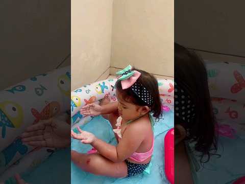 Disemprot-semprooooot #babyswimming #swimming #sliding #happykids #adreenashalinka #adreena #fyp