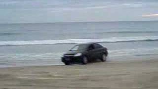 preview picture of video 'cavalo de pau peugeot 307 e vectra na praia em Bombas SC'