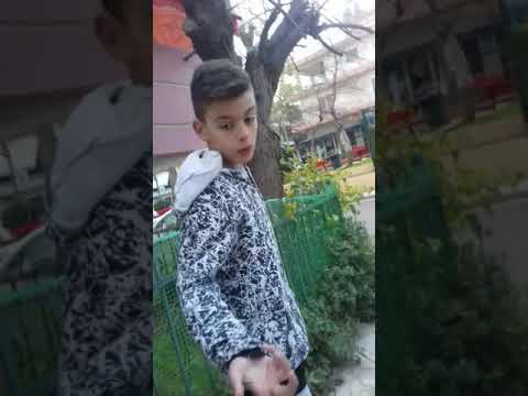 ton baraei ena koriji