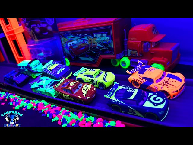 Vídeo relacionado con Mattel Disney Pixar Cars Glow Racers Camión de juguete Mack 2 en 1 Lanzador para pista para coches de juguete que brilla en la oscuridad, +3 años (HPX76)