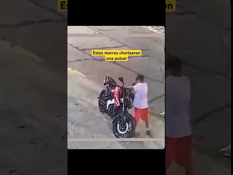 Dos morros chorleando una moto