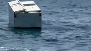 Spunta un enorme frigo in mare: il video choc da Castel Volturno