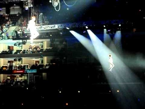 Yunho and Changmin Entrance SMTOWN 2010 Los Angeles 100904