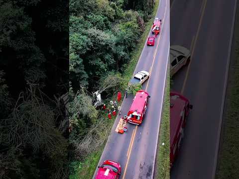 🚨 CARRO BATE COM FORÇA EM ÁRVORE NA RS-124 | CENAS FORTES!