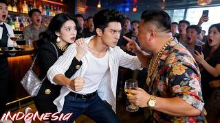 Download lagu Tak ada yang berani bantu gadis ditindas; hanya pemuda miskin membela, ia ungkap dirinya CEO! mp3