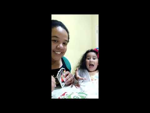 Eu e minha filha jogando uno , ou pelo menos tentando kkk