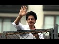 Shah Rukh Khan meets ‘family of fans’ outside Mannat as he rings in 53rd birthday | OneIndia News