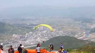 preview picture of video 'Paragliding in South Korea (Doug - Takeoff)'