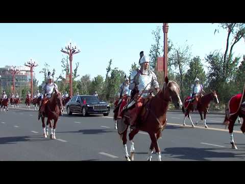 Chinese President Xi Jinping arrives at welcome ceremony with cavalry escort