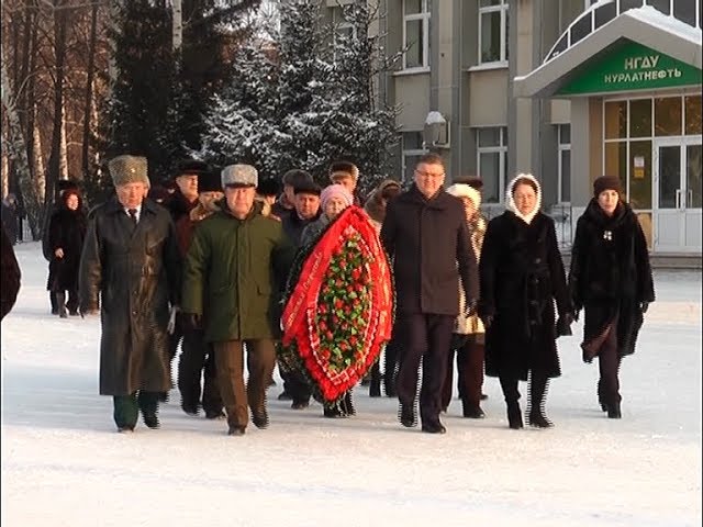 Цветы у монумента