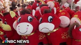 Download lagu Why a 'crying horse' toy is going viral in China mp3