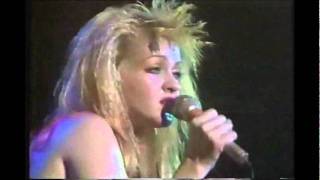 Cyndi Lauper - What&#39;s Going On (Live In Tokyo - 1986)