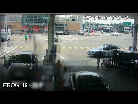 Rischia di soffocare in autostrada. La Polizia di Stato interviene e gli salva la vita