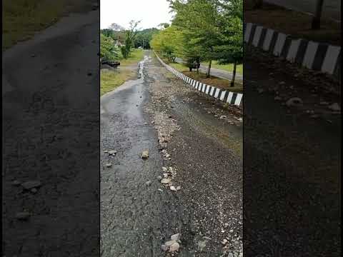 Jalan Depan PN Tais dan Kodim Seluma Rusak Parah  