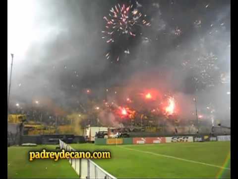 "Recibimiento Copa Bimbo 2012 - Barra Amsterdam - padreydecano.com" Barra: Barra Amsterdam &bull; Club: Peñarol &bull; País: Uruguay