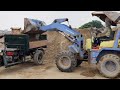 Chị công nhân lái máy xúc múc vật liệu lên xe công nông |The excavator w...