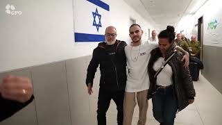 עומר ונקרט נפגש עם משפחתו בבי"ח בילינסון (עדכוני משרד ראש הממשלה) - התמונה מוצגת ישירות מתוך אתר האינטרנט יוטיוב. זכויות היוצרים בתמונה שייכות ליוצרה. קישור קרדיט למקור התוכן נמצא בתוך דף הסרטון