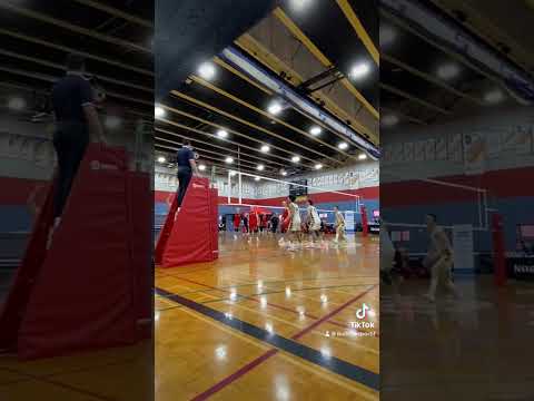 1/2 finale volleyball collegial D1 entre Limoilou et St-Jean. Kill de Paya Namdari