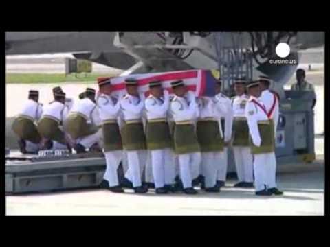 Bllok lajmesh nga bota. Viktimat e Malasya Airlines. Mbërrijnë në Kuala Lumpur