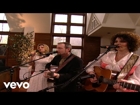 Bill & Gloria Gaither - Wayfaring Stranger [Live] ft. The Isaacs