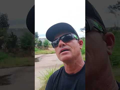 Éu mostrando o encontro dos dois rios Rio garças e rio Araguaia barra do Graças mato grosso 