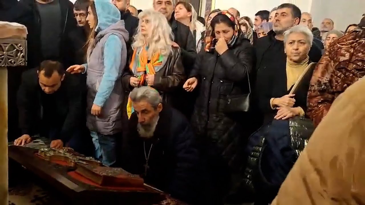 Մինչ նիկոլականները եկեղեցու դռներն են կոտրում, հավատավոր մարդիկ աղոթում են