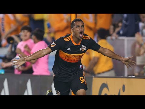 GOAL: Mauro Manotas finishes off a fantastic team move