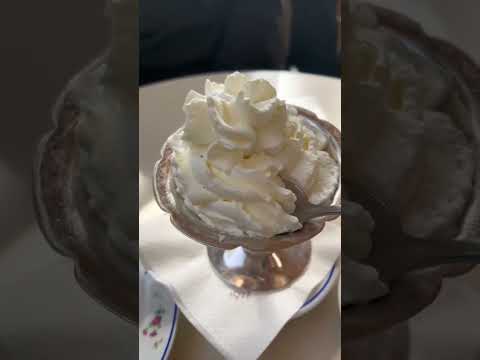Trying the Tiktok famous hot chocolate in Paris 🇫🇷