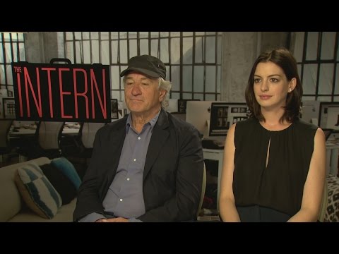 ロバート・デ・ニーロとアン・ハサウェイが『ザ・インターン』、ソーシャルメディア、瞬殺について語る (Robert De Niro and Anne Hathaway talk The Intern, social media and blink-offs)