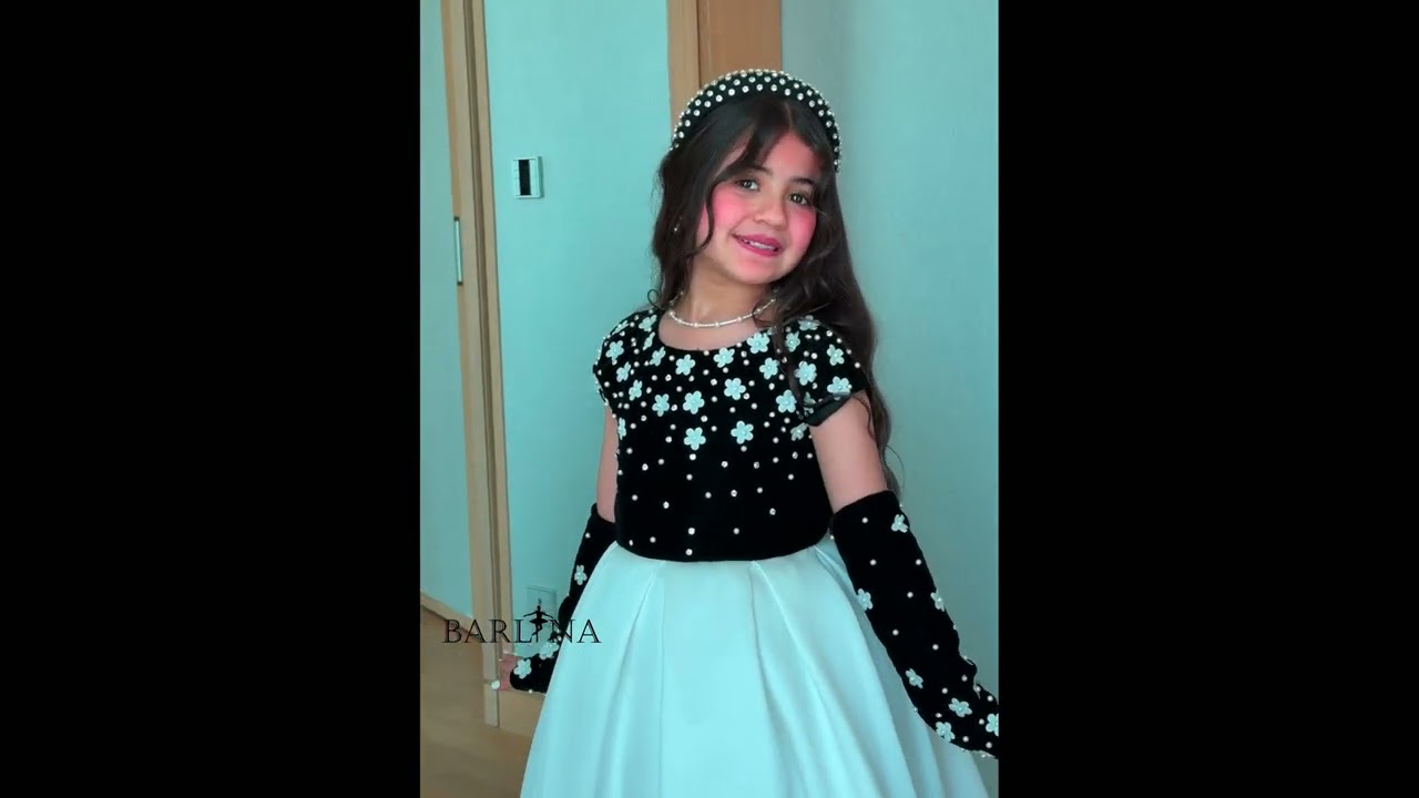 فستان بناتي ابيض واسود بتطريز ورود لؤلؤية - سنة