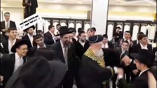 הראשל"צ הגר"ד יוסף פוצח בריקוד אדיר בחתונת אחד מתלמידו