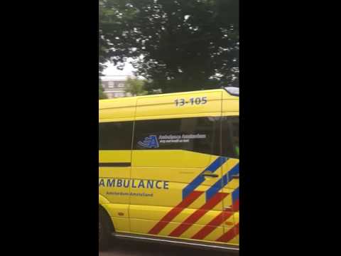 Ambulance 13.105 met spoed naar een melding op de Dam.