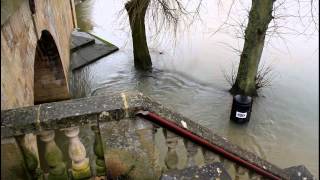 preview picture of video 'River Thames Floods - Wallingford Bridge'