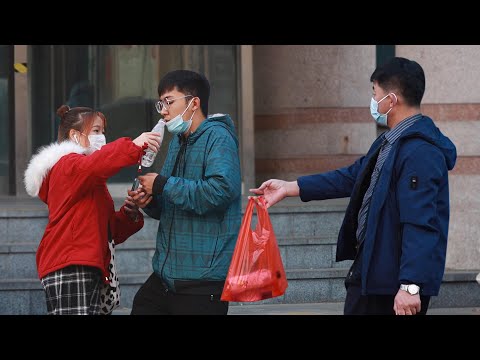 “我們都愛你！”當行動不便的小伙喝水遇困難，路人的舉動太暖了