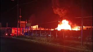 Siracusa, incendio doloso all'autoparco: fiamme distruggono diverse auto