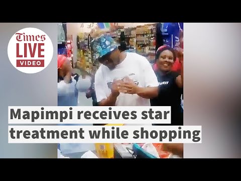 Springbok winger Makazole Mapimpi receives star treatment from grocery shop employees