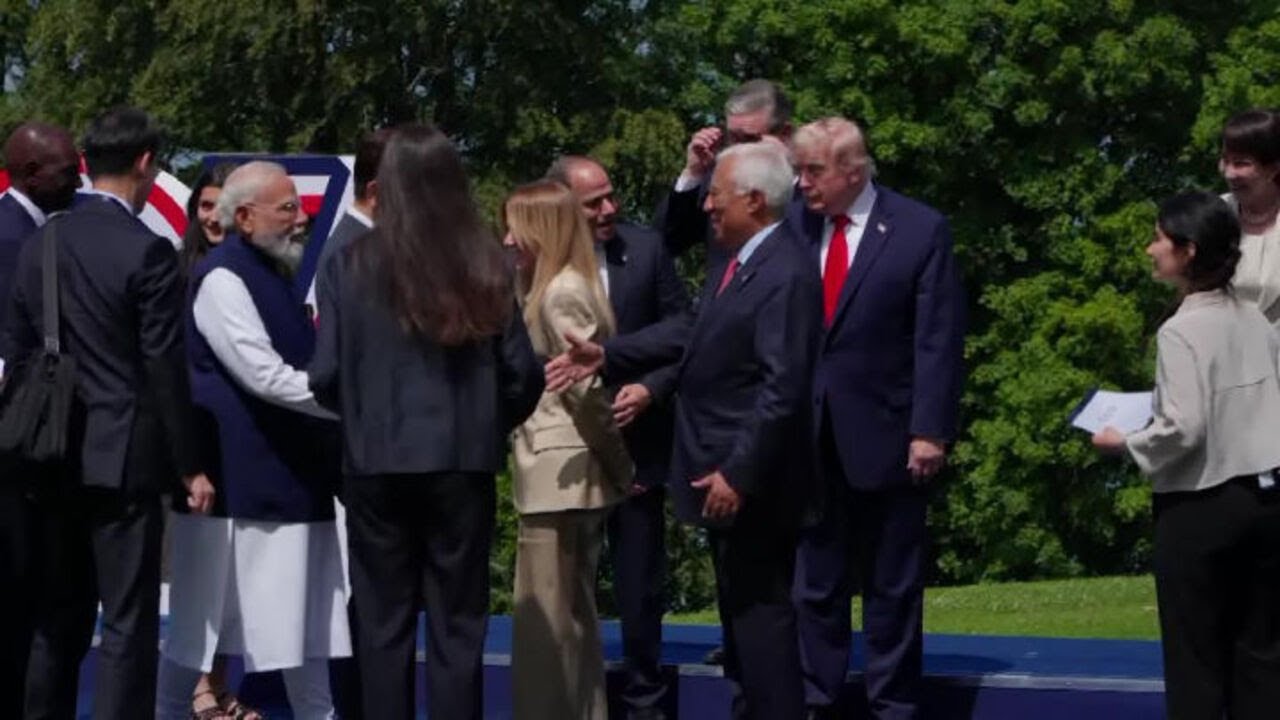 Meloni e Modi scherzano tra i leader del G7: Siamo la coppia più famosa del mondo