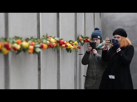 Mit Rosen und Kerzen: Erinnern an 30 Jahre Mauerfall in Berlin
