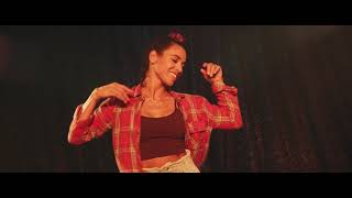 Musik-Video-Miniaturansicht zu Karaoke Girl Songtext von 77 Bombay Street