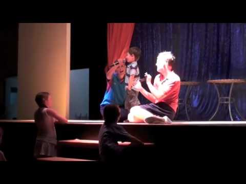 Mark singing in English and Greek