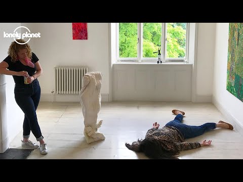 擺死人的姿勢給一位藝術家的旅行照片帶來了生命力。 (Posing dead brings life to one artist's travel photos)