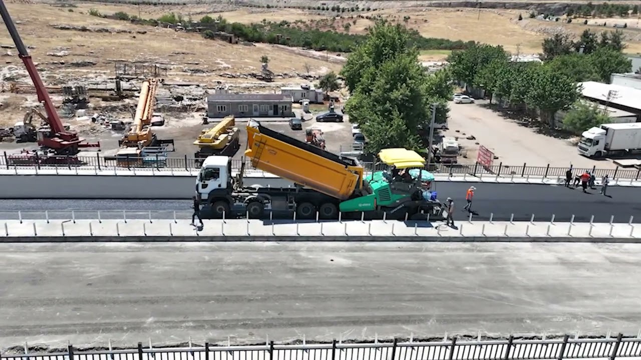 EVREN SANAYİ SİTESİ KATLI KÖPRÜLÜ KAVŞAĞI'NDA ASFALT SERİMİ DEVAM EDİYOR