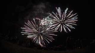 preview picture of video 'GoPro Hero 3 - Fireworks, Timelapse'