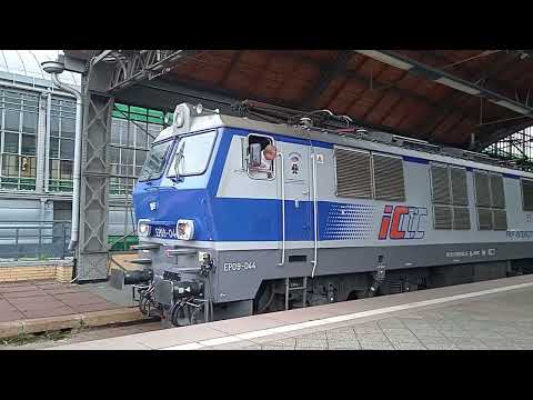 Pociąg IC 35106 Artus na stacji Wrocław Główny.