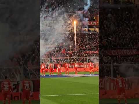 "Recibimiento INDEPENDIENTE vs VELEZ" Barra: La Barra del Rojo • Club: Independiente