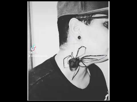 morena tatuada com cara de bandida