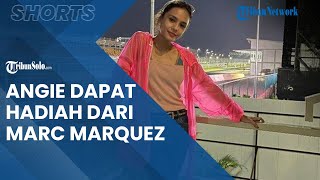 Viral Presenter Cantik Angie Ang Dapat Hadiah dari Marc Marquez seusai Bikinkan Nasi Goreng