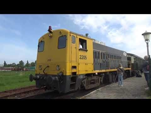 NS 2200 met Blokkendozen vertrekt uit Goes naar Hoedekenskerke | Sporen naar het verleden 2023