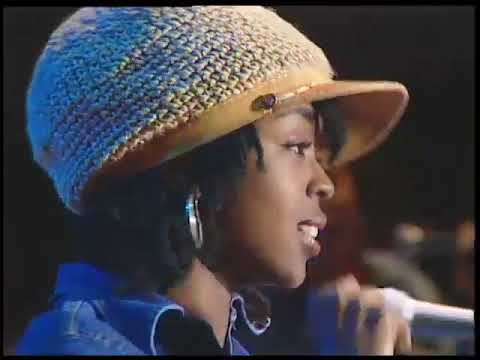 Ms. Lauryn Hill Performs Turn Your Lights Down Low Near Accapella/Live 1999